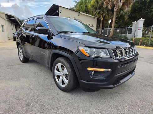 Used 2018 Jeep Compass Latitude FWD image 3