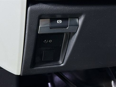 Certified 2023 Land Rover Defender 110 SE AWD/4WD image 11