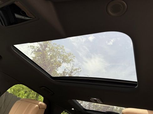 New 2025 Land Rover Discovery Dynamic SE image 13