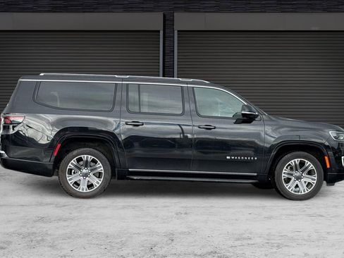 Used 2024 Jeep Wagoneer L Series II w/ Flexible Seating Group RWD image 3