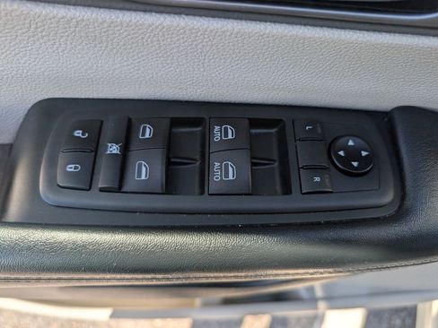 Used 2021 Chrysler Pacifica Touring-L image 11