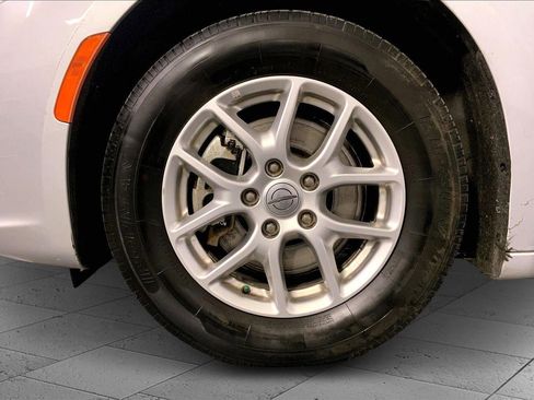 Used 2023 Chrysler Pacifica Touring-L image 9