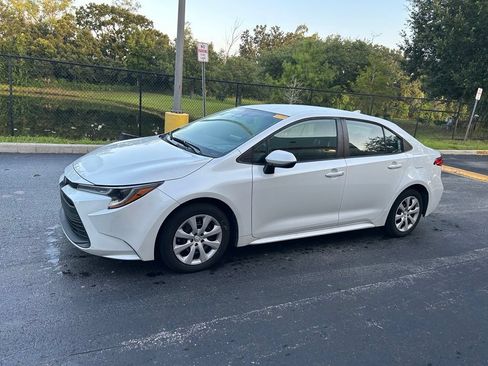 Used 2024 Toyota Corolla LE FWD image 2