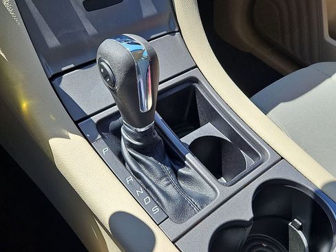 Used 2018 Ford Taurus SE FWD image 21