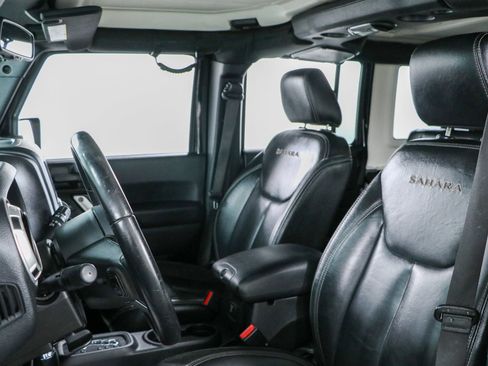 Used 2016 Jeep Wrangler Unlimited Sahara w/ Dual Top Group AWD/4WD image 23