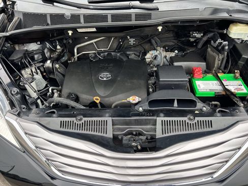 Used 2017 Toyota Sienna XLE FWD image 33