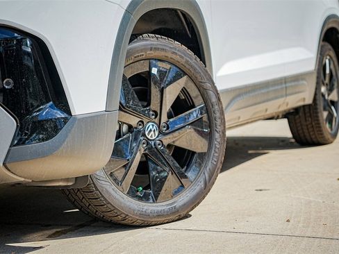 New 2025 Volkswagen Taos SE image 2
