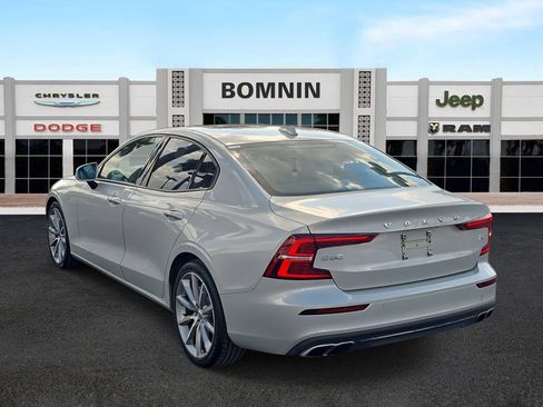 Used 2020 Volvo S60 T5 Momentum image 4