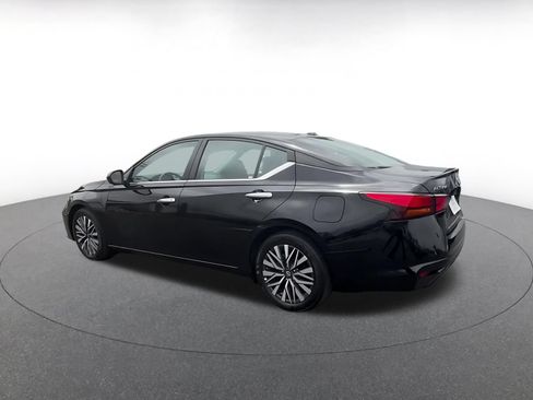 Used 2025 Nissan Altima 2.5 SV FWD image 11
