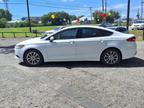 Used 2017 Ford Fusion SE w/ Fusion SE Technology Package FWD image 4