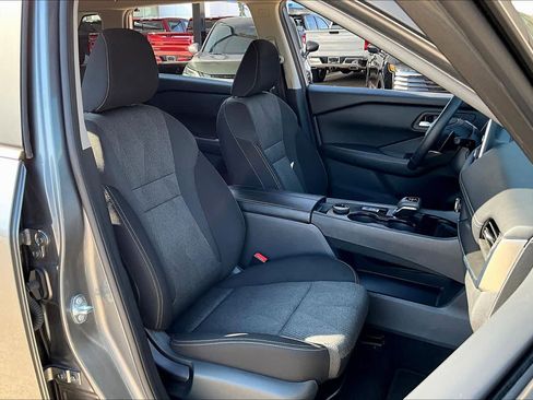 Used 2025 Nissan Rogue SV image 8