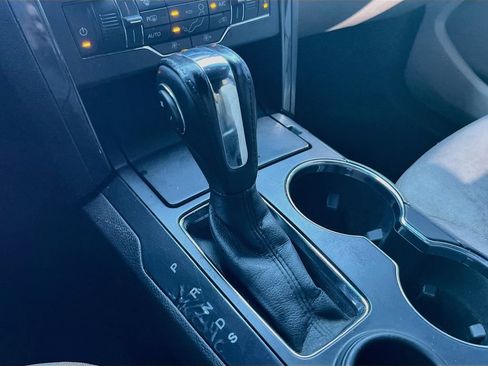 Used 2018 Ford Explorer XLT w/ Equipment Group 201A FWD image 16