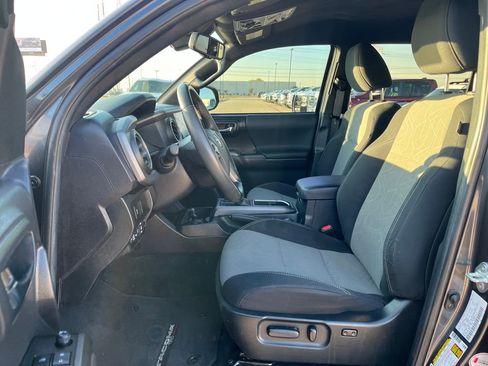 Used 2022 Toyota Tacoma TRD Off-Road image 9