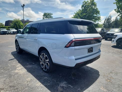New 2026 Lincoln Navigator L Reserve AWD/4WD image 3