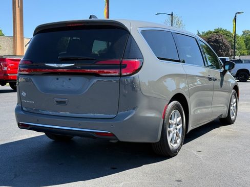 Used 2025 Chrysler Pacifica Select FWD image 8