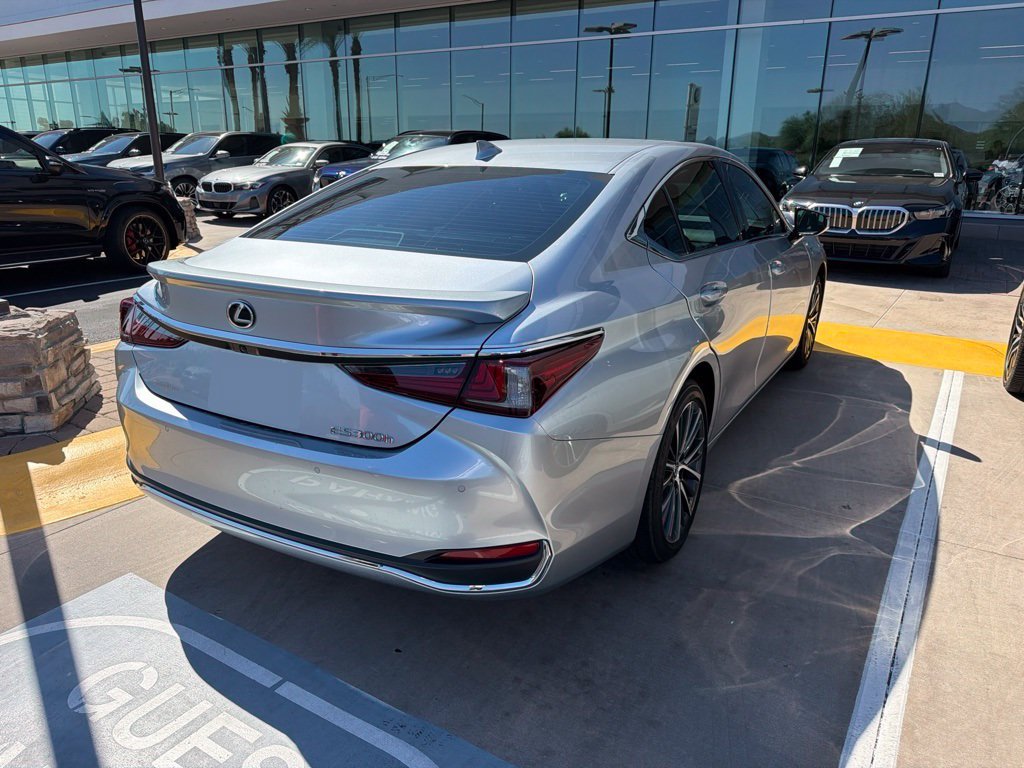 Used 2025 Lexus ES 300h w/ Premium Package FWD image 4