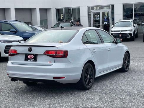 Used 2017 Volkswagen Jetta SE image 6