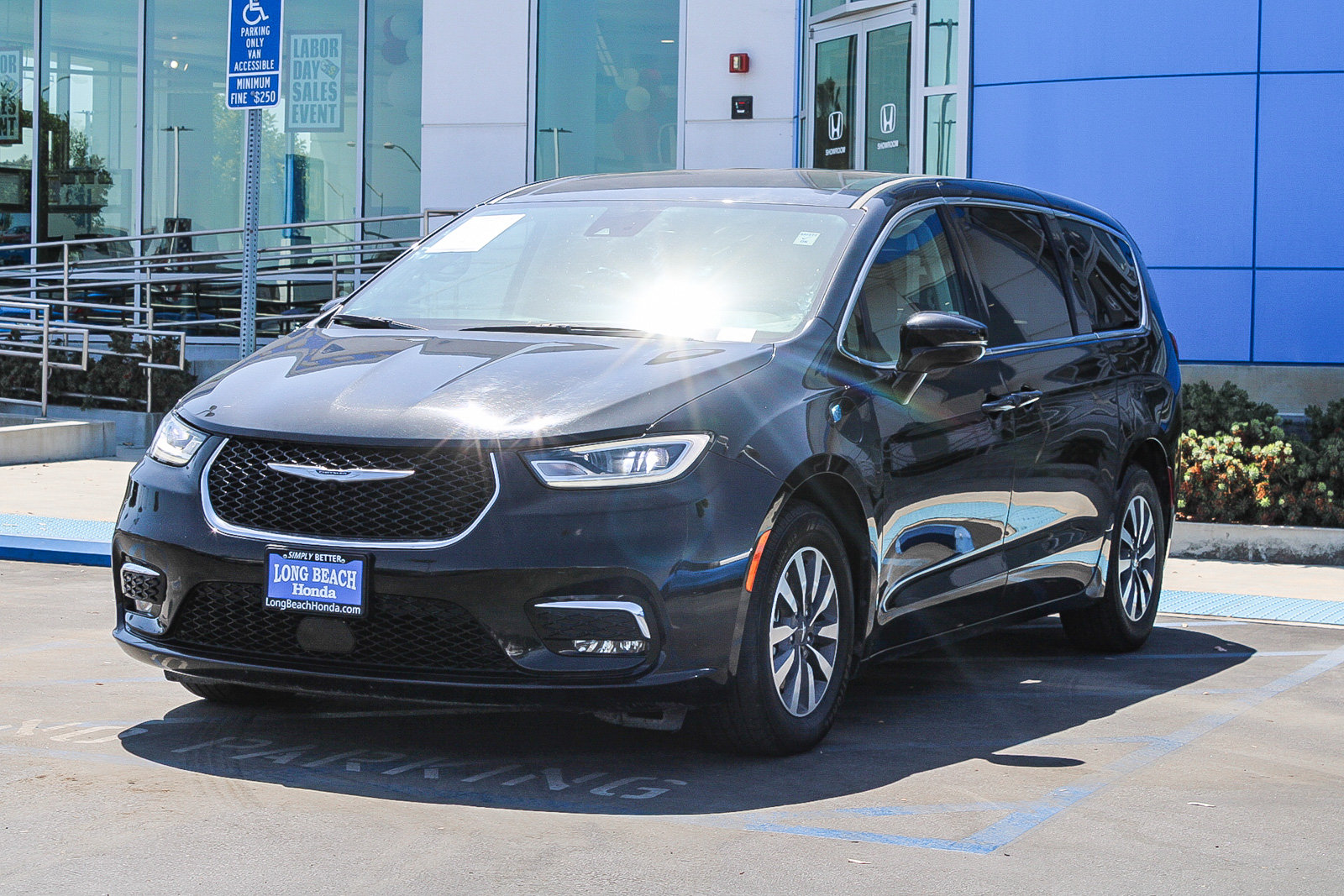 Used 2024 Chrysler Pacifica Limited FWD image 3