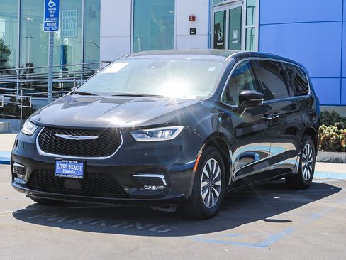 Used 2024 Chrysler Pacifica Limited FWD image 3