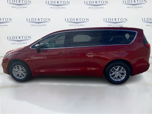 New 2026 Chrysler Pacifica Select image 8