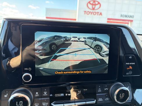Used 2023 Toyota Highlander XLE AWD/4WD image 19