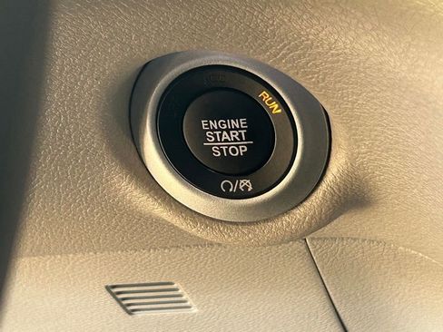 Used 2024 Chrysler Pacifica Touring-L image 42