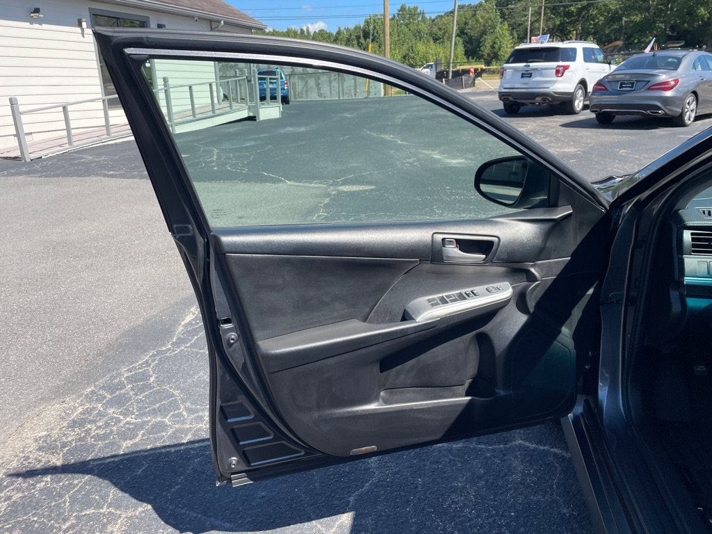 Used 2013 Toyota Camry SE FWD image 11