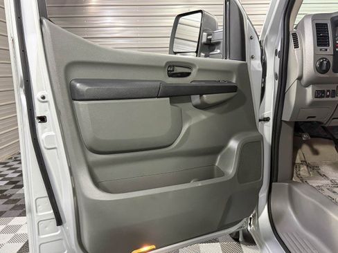 Used 2019 Nissan NV 3500 SL image 21