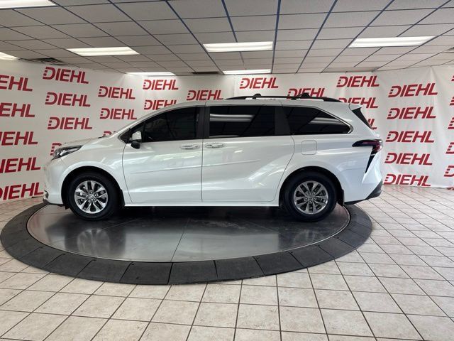 Used 2025 Toyota Sienna XLE w/ XLE Plus Package FWD image 13