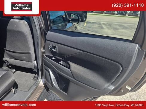Used 2018 Mitsubishi Outlander LE AWD/4WD image 16