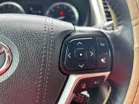 Used 2018 Toyota Highlander Limited Platinum FWD image 25
