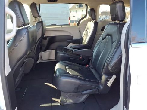 Used 2022 Chrysler Pacifica Touring-L image 20