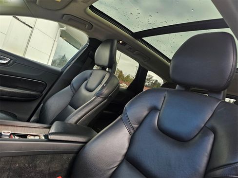 Used 2019 Volvo XC60 T6 Momentum w/ Advanced Package image 23