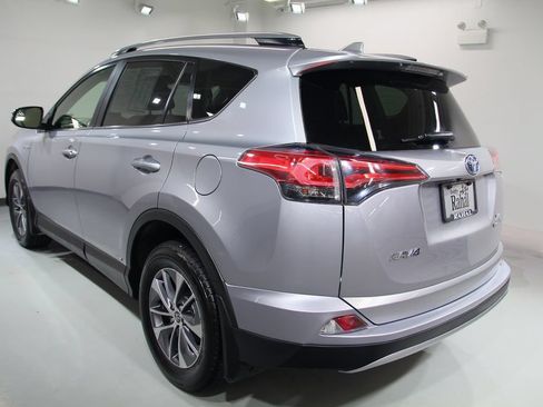 Used 2018 Toyota RAV4 XLE AWD/4WD image 3