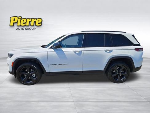 Used 2023 Jeep Grand Cherokee Limited w/ Luxury Tech Group II AWD/4WD image 2