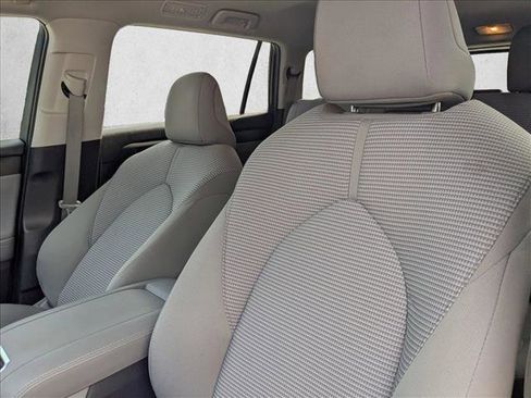 Used 2022 Toyota Highlander LE image 11