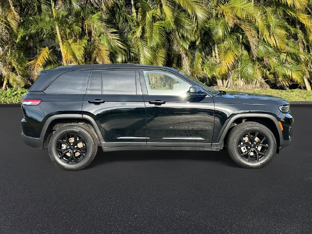 Used 2025 Jeep Grand Cherokee Altitude RWD image 4