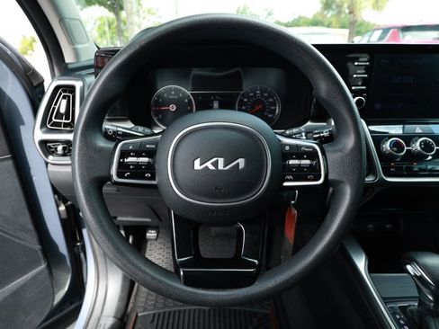 Used 2022 Kia Sorento LX FWD image 11