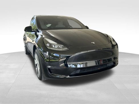 Used 2024 Tesla Model Y Long Range AWD/4WD image 2