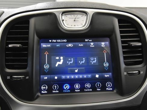 Used 2018 Chrysler 300 Touring L AWD/4WD image 24