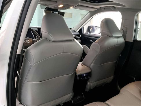 Used 2022 Toyota Highlander XLE image 11