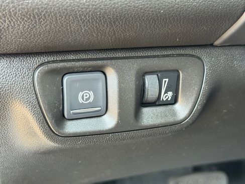 Used 2023 GMC Acadia SLT image 29