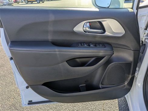 Used 2021 Chrysler Pacifica Touring w/ S Appearance Package image 12