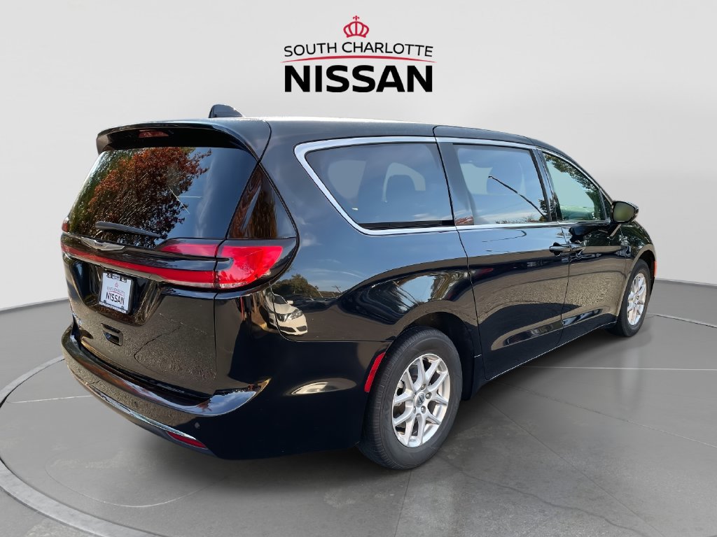 Used 2025 Chrysler Pacifica Select FWD image 6