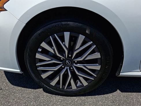 Used 2025 Nissan Altima 2.5 SV FWD image 8