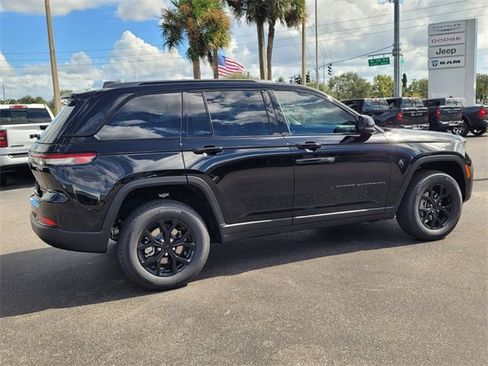 Used 2025 Jeep Grand Cherokee Altitude image 7