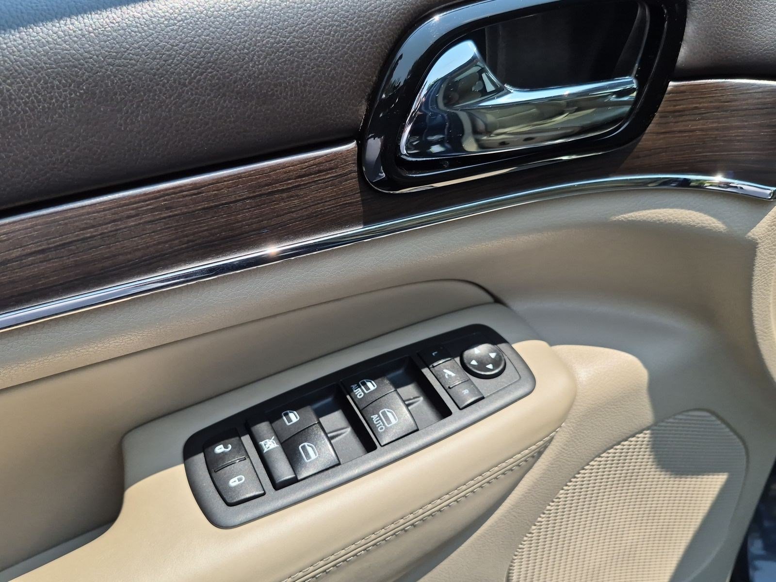 Used 2021 Jeep Grand Cherokee Overland AWD/4WD image 15