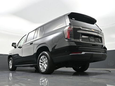 Used 2025 Chevrolet Suburban LT image 30