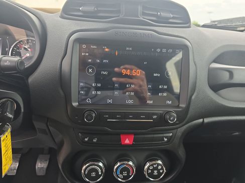 Used 2015 Jeep Renegade Latitude w/ Cold Weather Group II FWD image 24