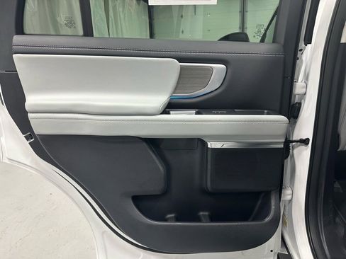 Used 2025 Ford Expedition Platinum image 38